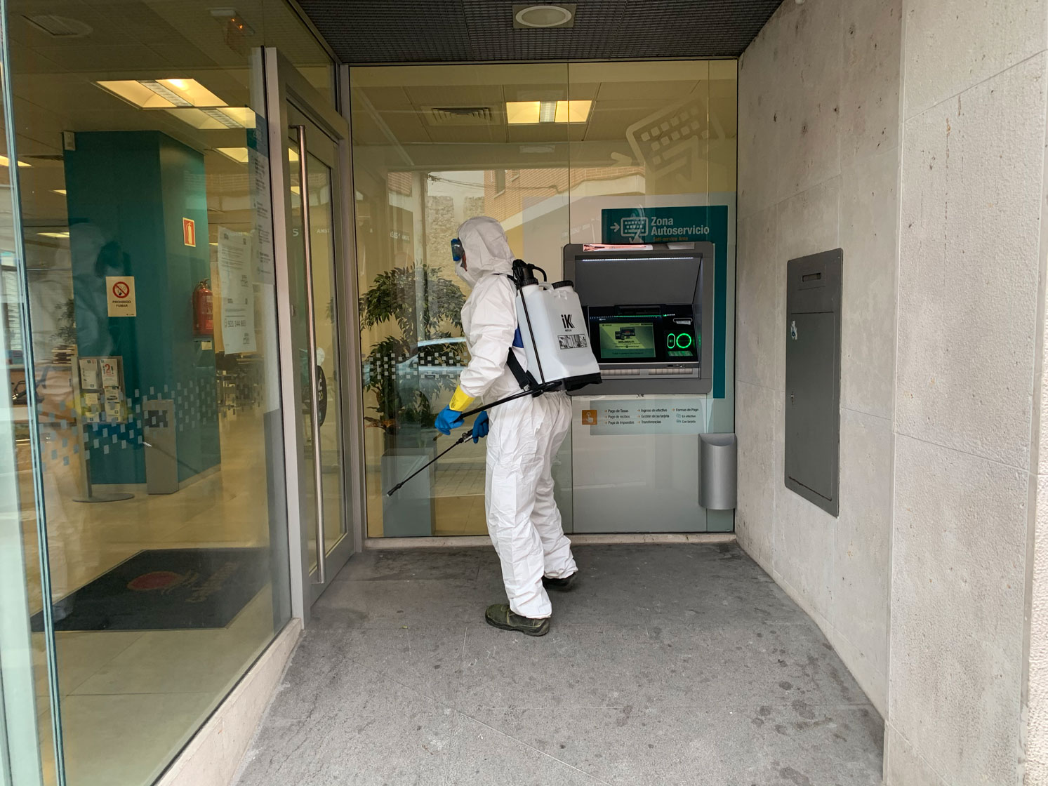 Los operarios municipales de la localidad empezaron con las labores de desinfección a primera hora. /C.Núñez