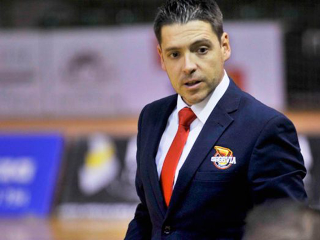 Diego Gacimartín, dirigiendo un partido la pasada temporada en Primera División. / KAMARERO