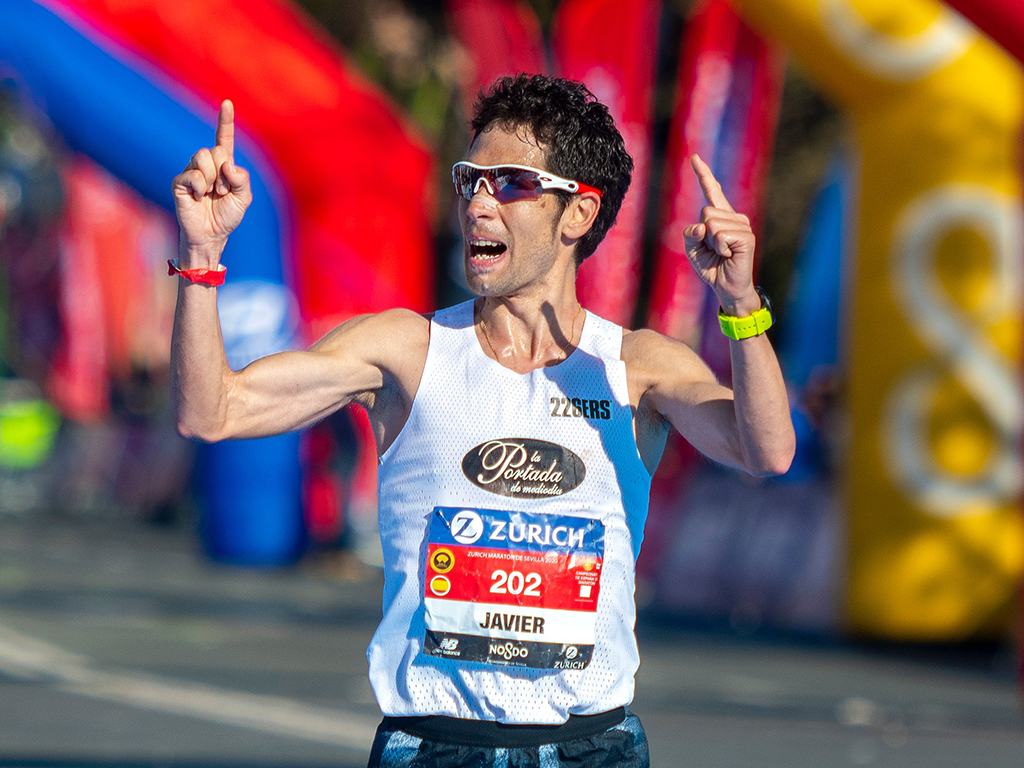 Javi Guerra ficha por New Balance 1 Javier Guerra entra en la meta del maratón de Sevilla, proclamándose campeón de España por tercera vez. / MARATÓN SEVILLA