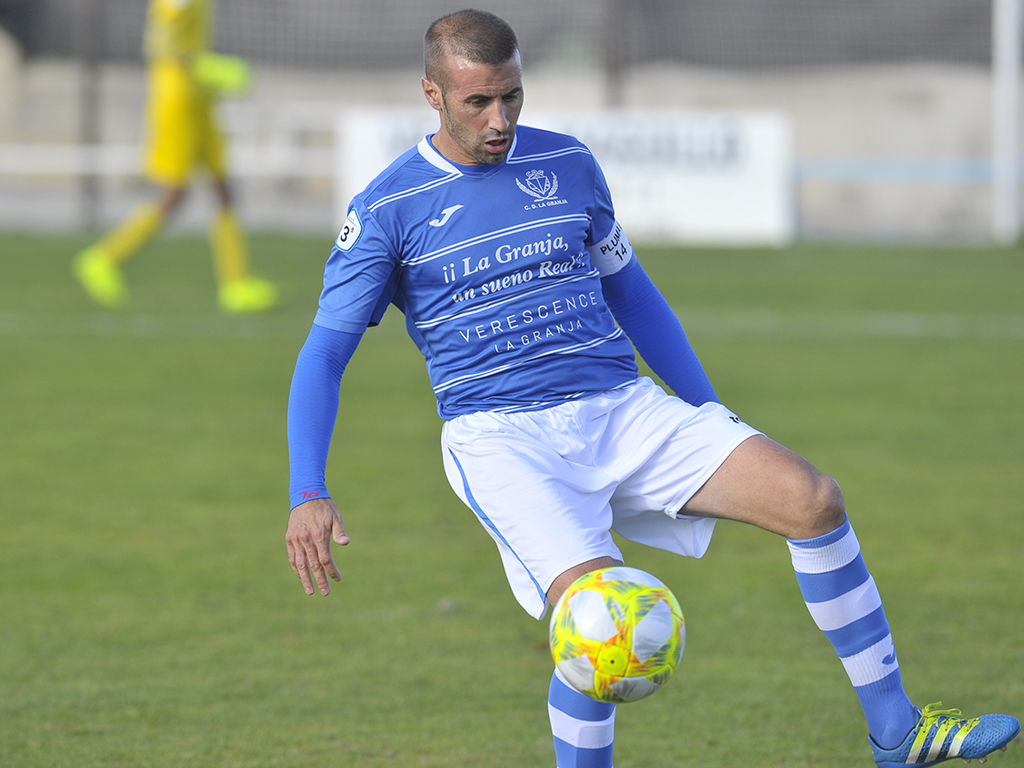 El capitán del CD La Granja, Diego Navarro 'Pluma'. / KAMARERO
