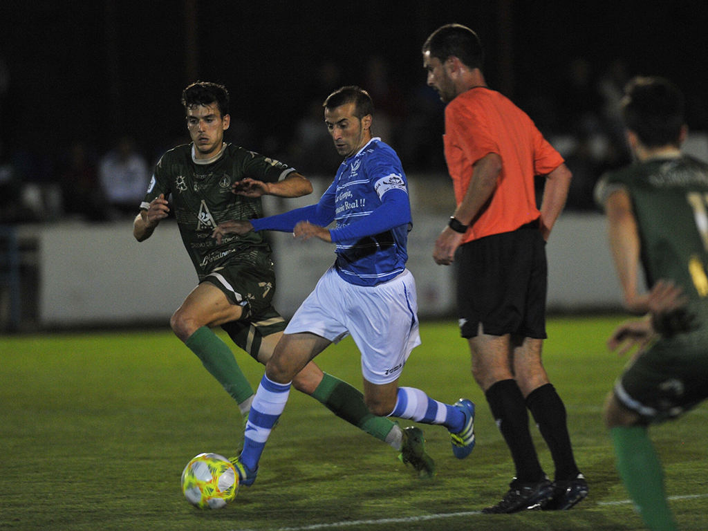 Pluma trata de salir de la presión de los jugadores del Astorga. / KAMARERO