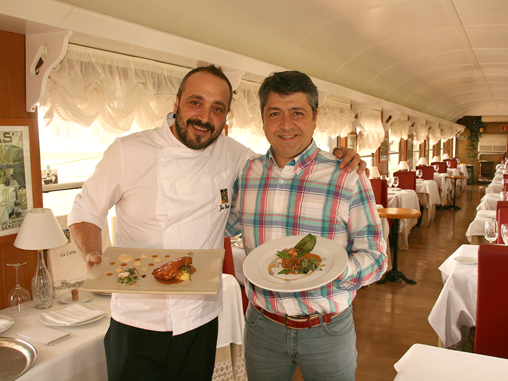 El cocinero de La Postal, Joni Barroso, y el responsable de El Cochinillo Segoviano, Jorge Bernabé, presentando algunos de los platos.