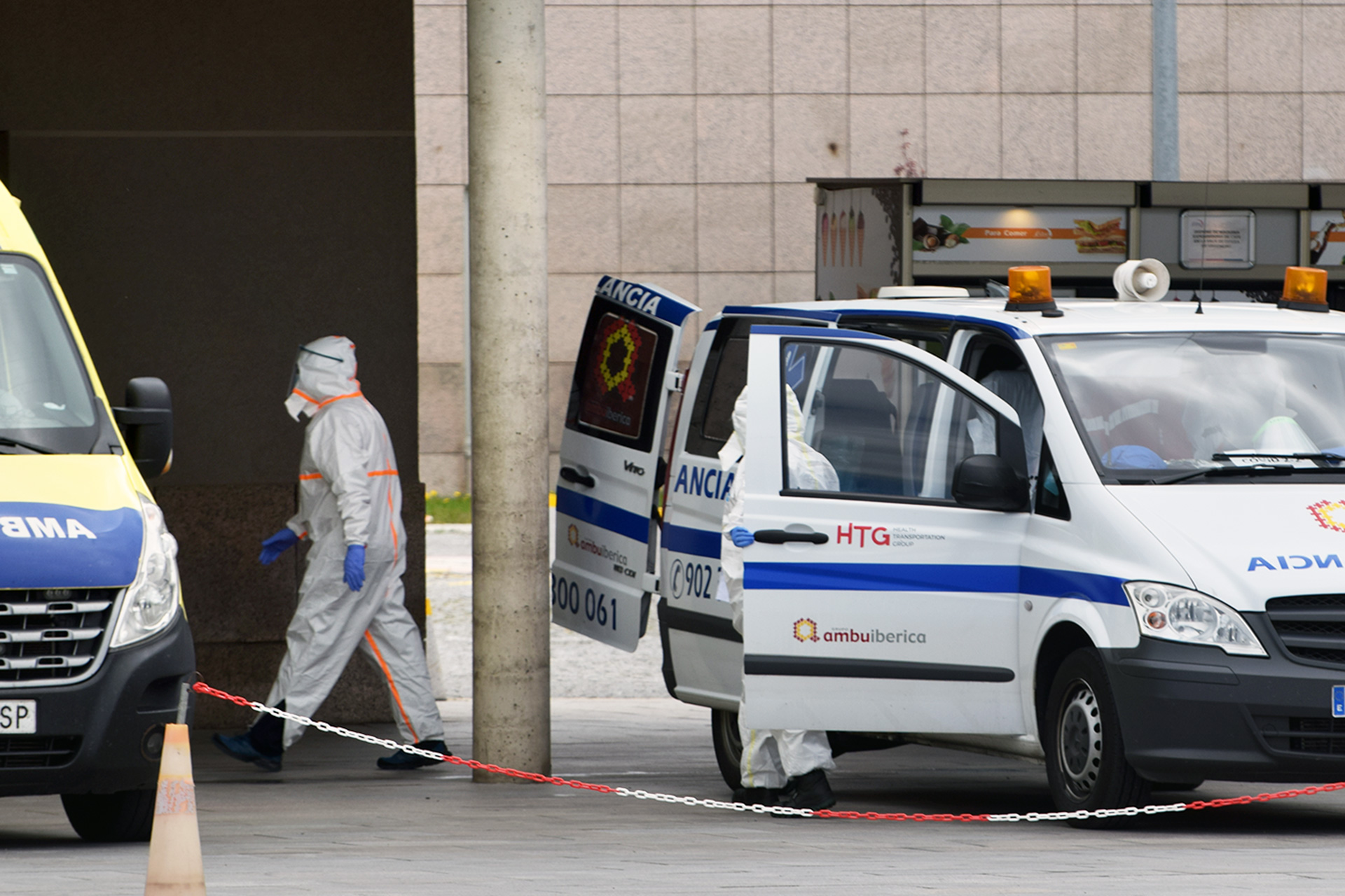 Traslado de pacientes al Hospital General donde hay 113 personas ingresadas en planta por Covid-19./ KAMARERO