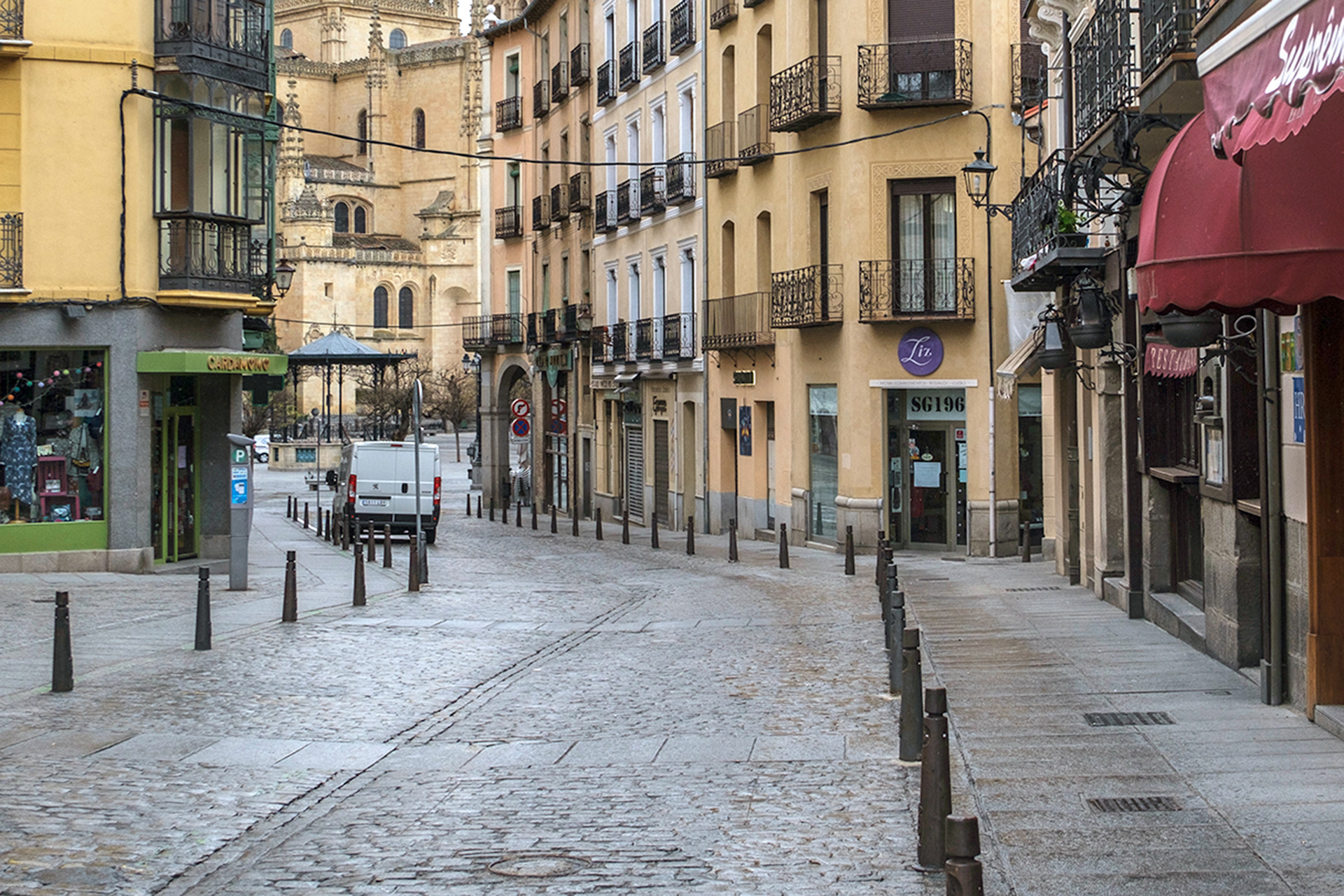 Comercios y establecimientos del casco antiguo, cerrados desde marzo, se están resintiendo de la crisis sanitaria y económica. /KAMARERO