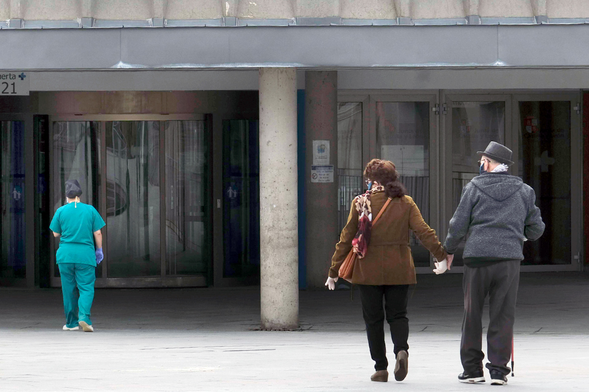 Dos ciudadanos se disponen a entrar en el Hospital General de Segovia.