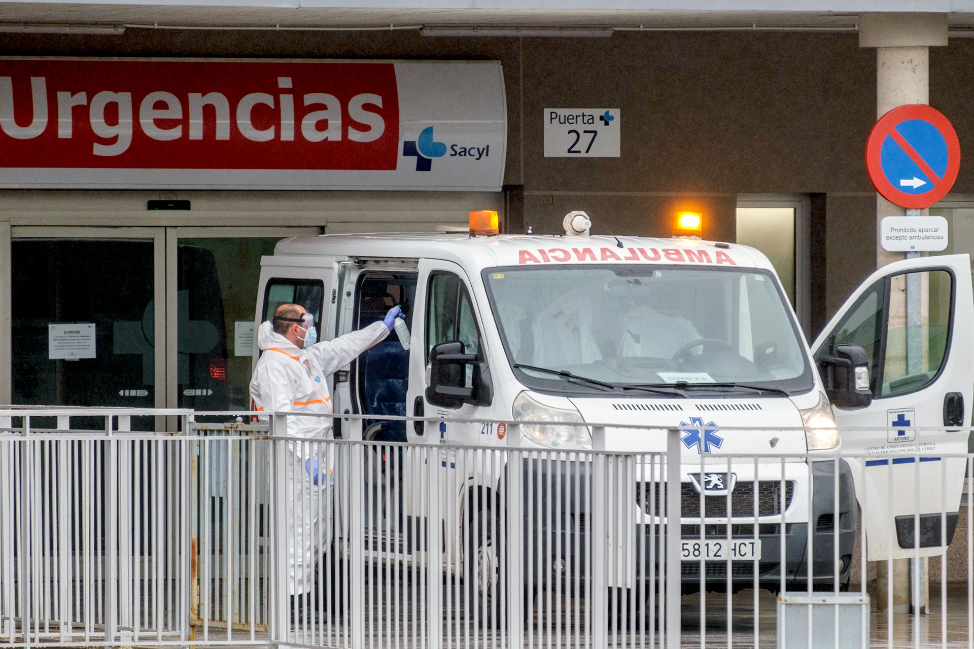 Ambulancia a las puertas del Servicio de Urgencias del Hospital./ KAMARERO