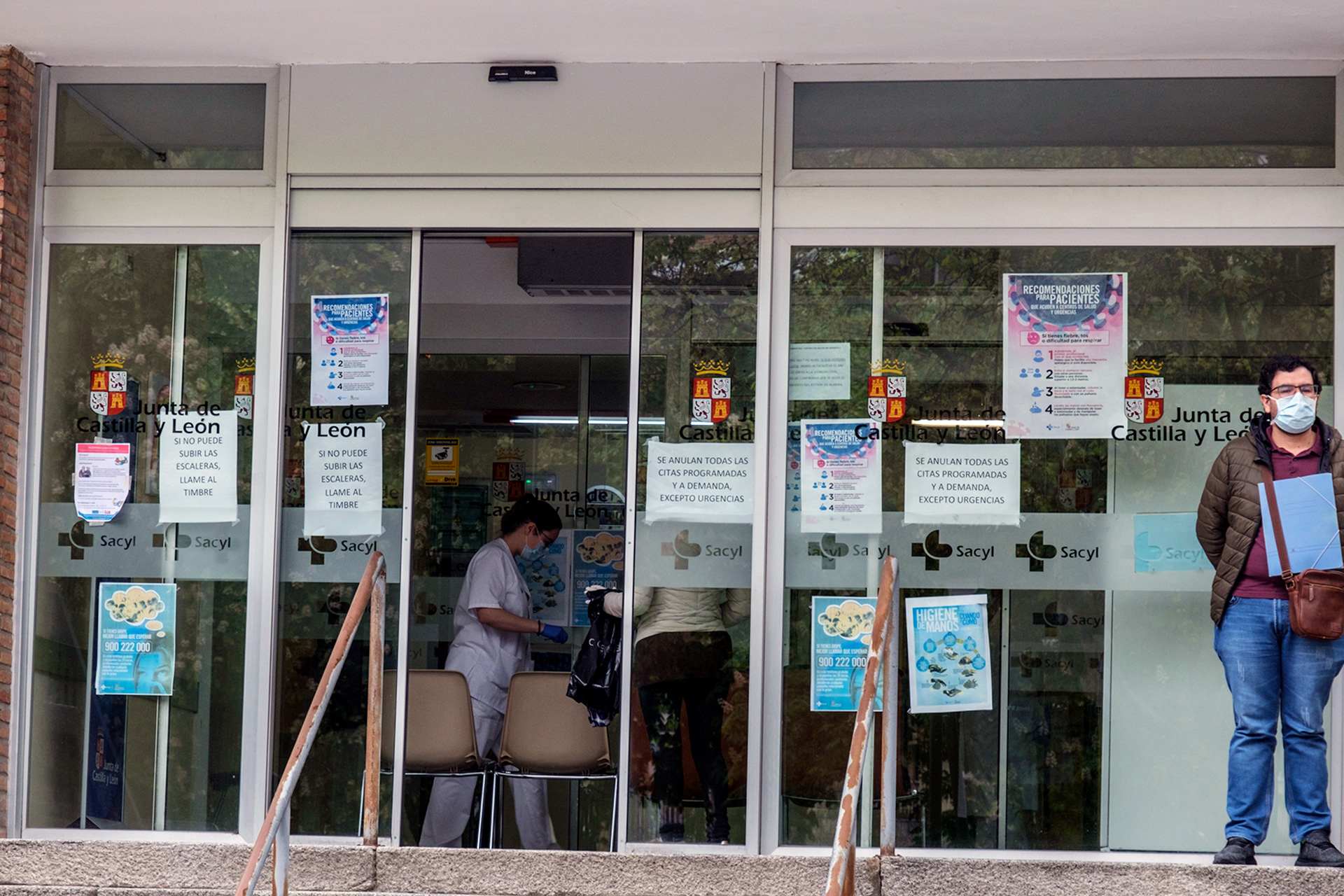 Entrada del Centro de Salud de Segovia I, en Santo Tomás. / KAMARERO