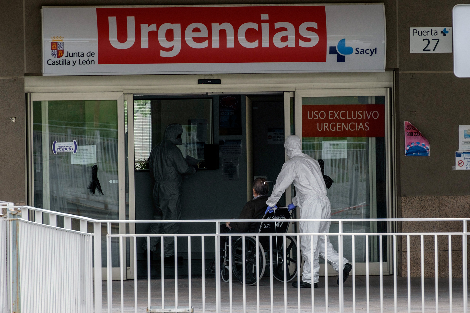 Los contagios del personal del Hospital superaron en cinco puntos la media, según UGT 1 Un paciente entra por la puerta de Urgencias del Hospital. / KAMARERO