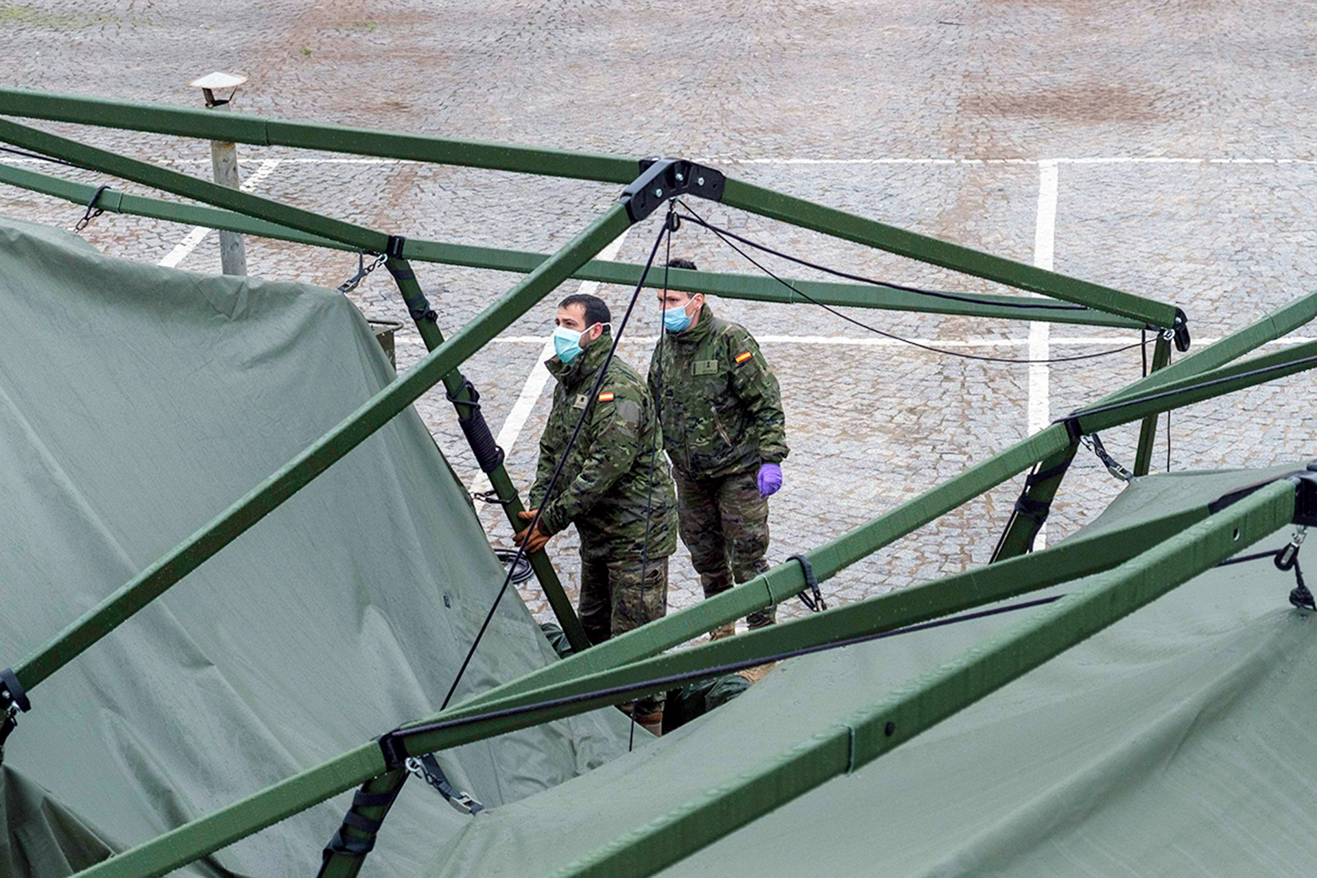Los militares realizan cada semana labores de mantenimiento en las instalaciones que montaron en marzo./ KAMARERO