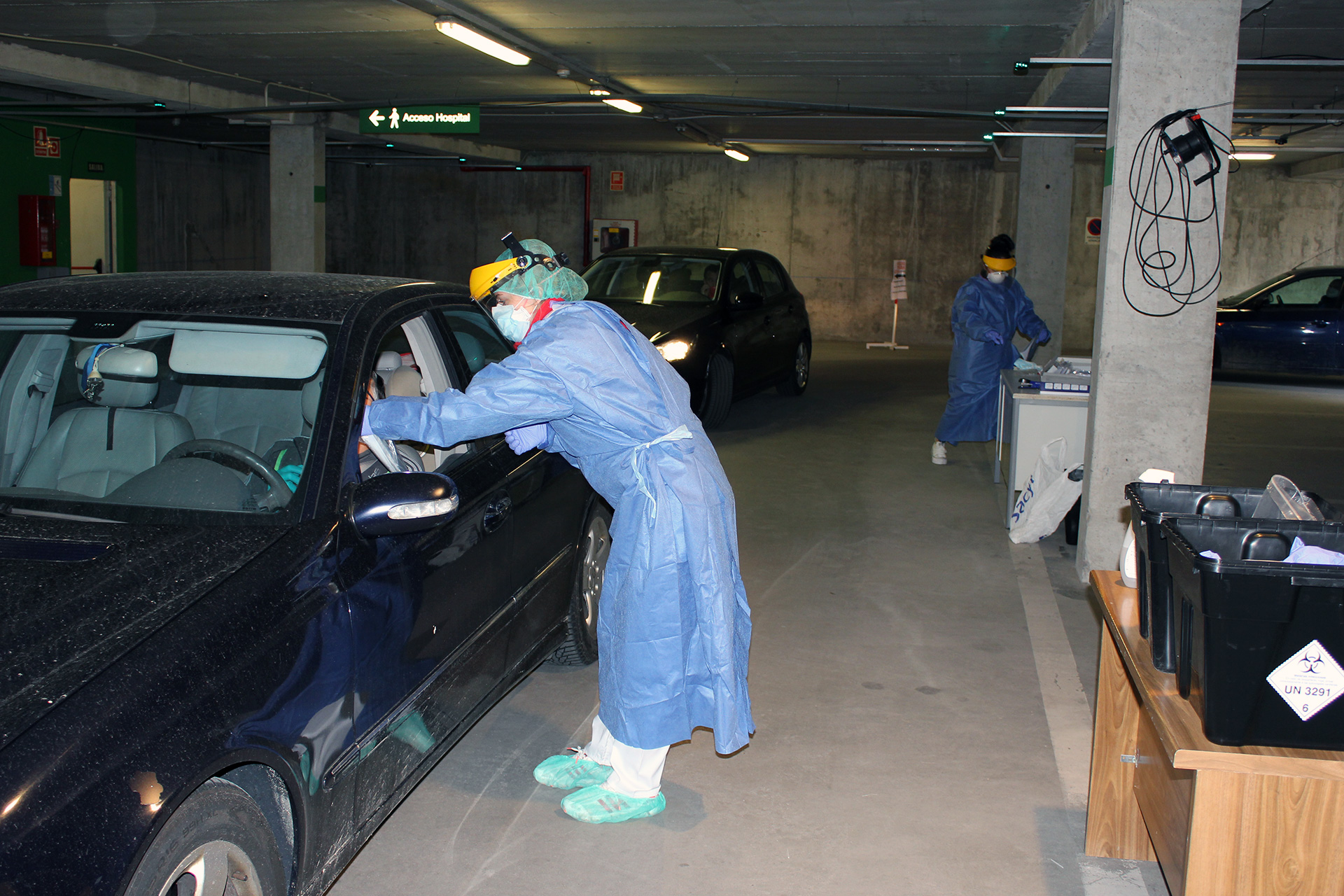 El personal sanitario realiza test rápidos para la detección de Covid-19 en el parking del Hospital General.