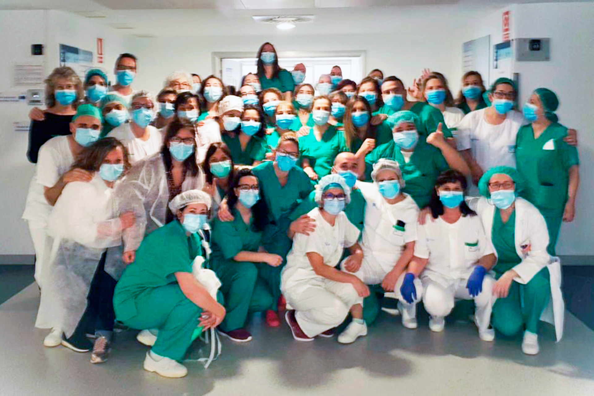 Imagen de grupo tras el reconocimiento al personal de la UCI en el Hospital de Segovia.