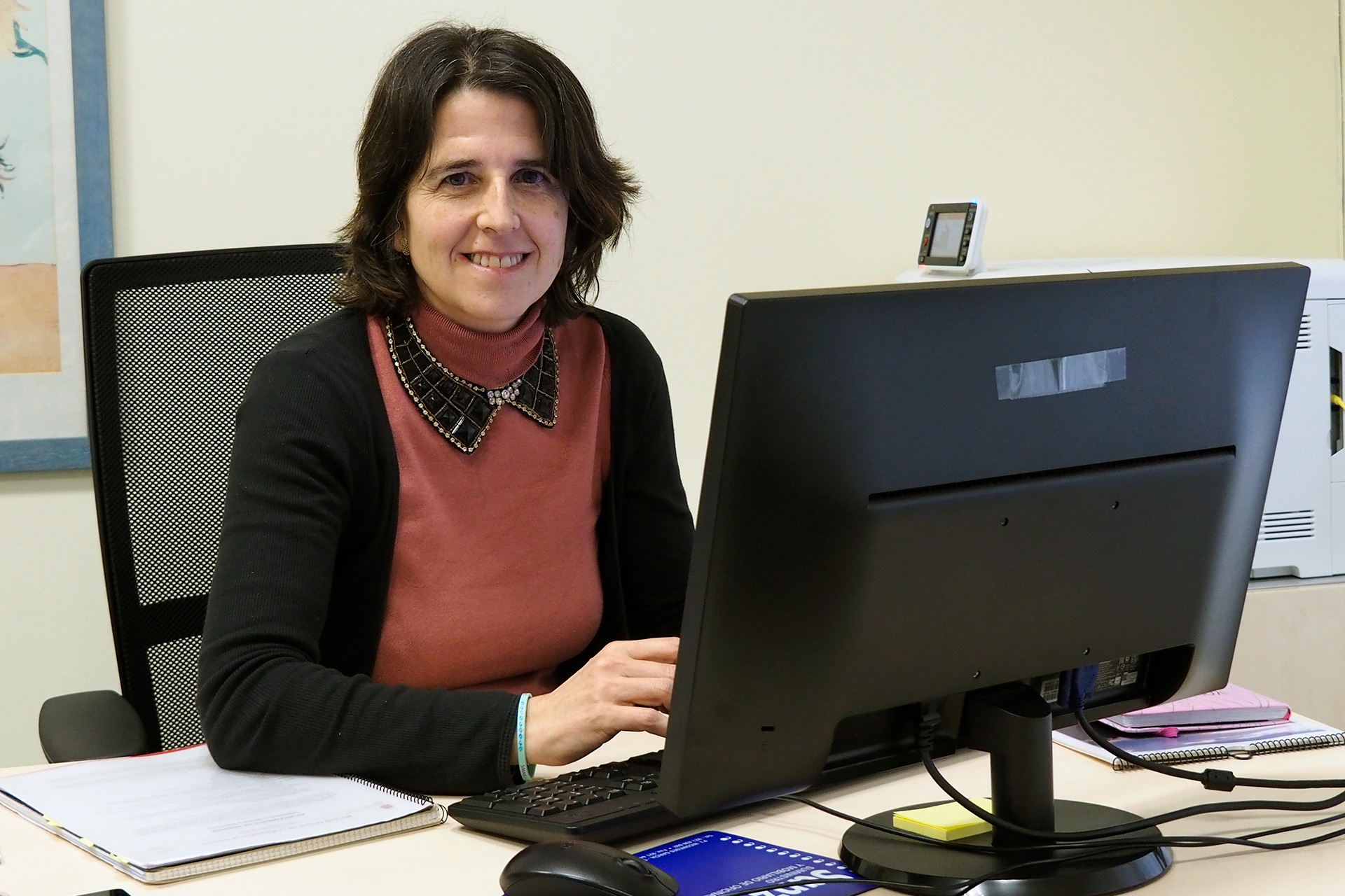 La defensora de la ciudadanía de Segovia atiende por teléfono 1 Paloma Serrano, titular de la Defensoría de la Ciudadanía de Segovia. / Kamarero