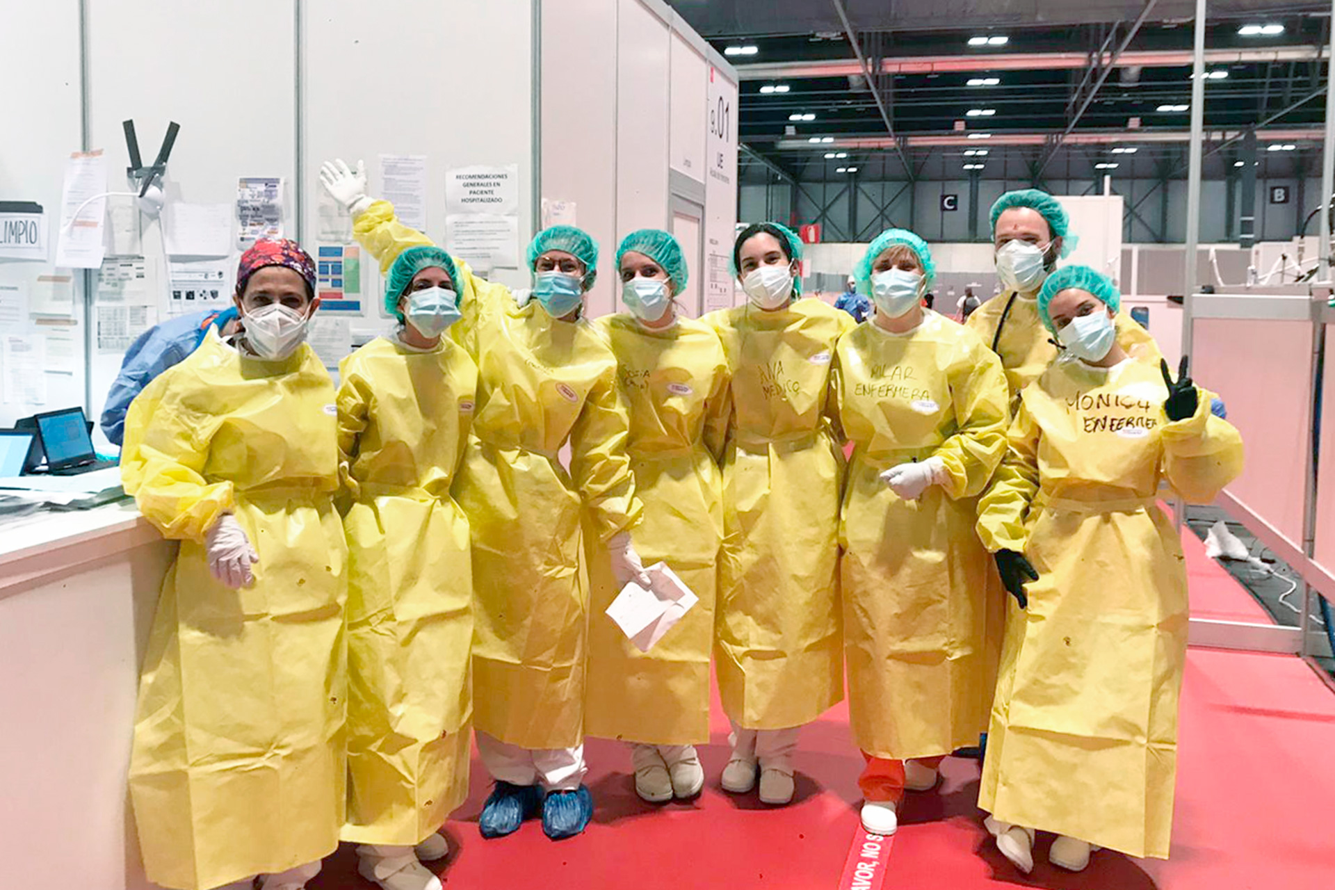 Mónica Galán, la última a la derecha de la imagen, en el Pabellón 9 del hospital de campaña de Ifema. / E. A.