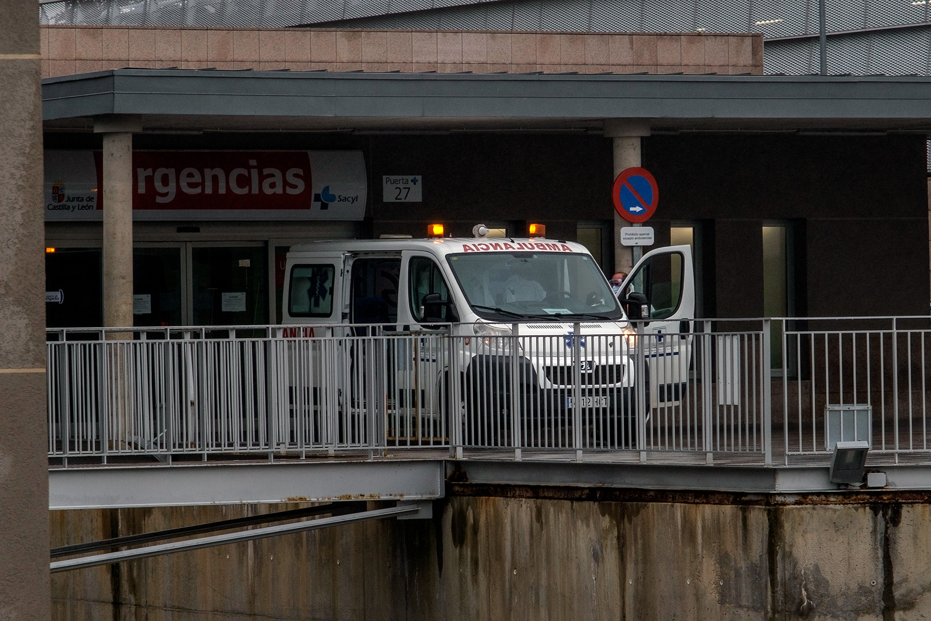 Apuñalado un hombre en el tórax por arma blanca esta madrugada en el Paseo del Salón 1 Una ambulancia traslada a un paciente hasta la puerta de urgencias en el Hospital General. / KAMARERO