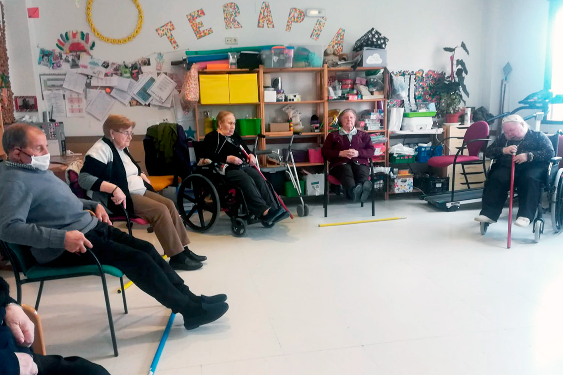 Un grupo de ancianos participa en una sesión de terapia en la residencia Los San Pedros. / El Adelantado