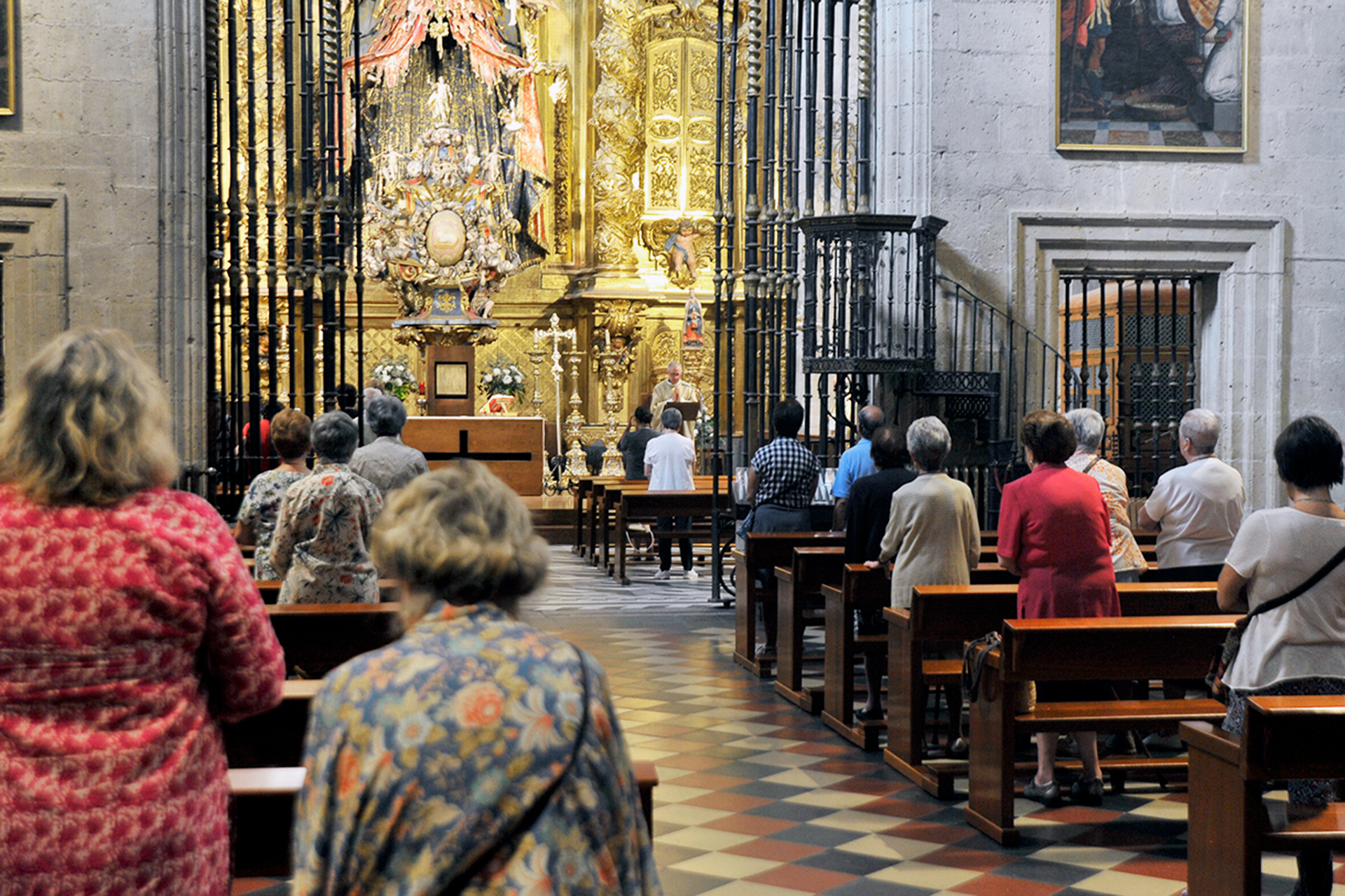 Los obispos muestran su rechazo a la limitación del aforo a 25 personas 1 08kama Catedral Misa Aniversario Consagracion KAM7655