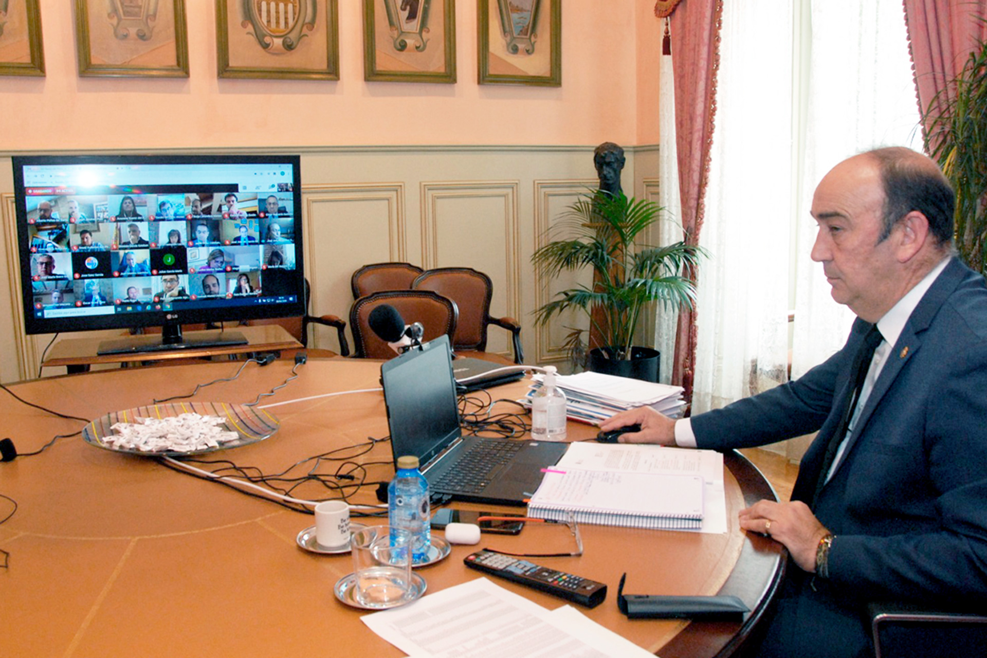El presidente de la Diputación siguió el pleno desde su despacho en el Palacio Provincial.  /E.A.