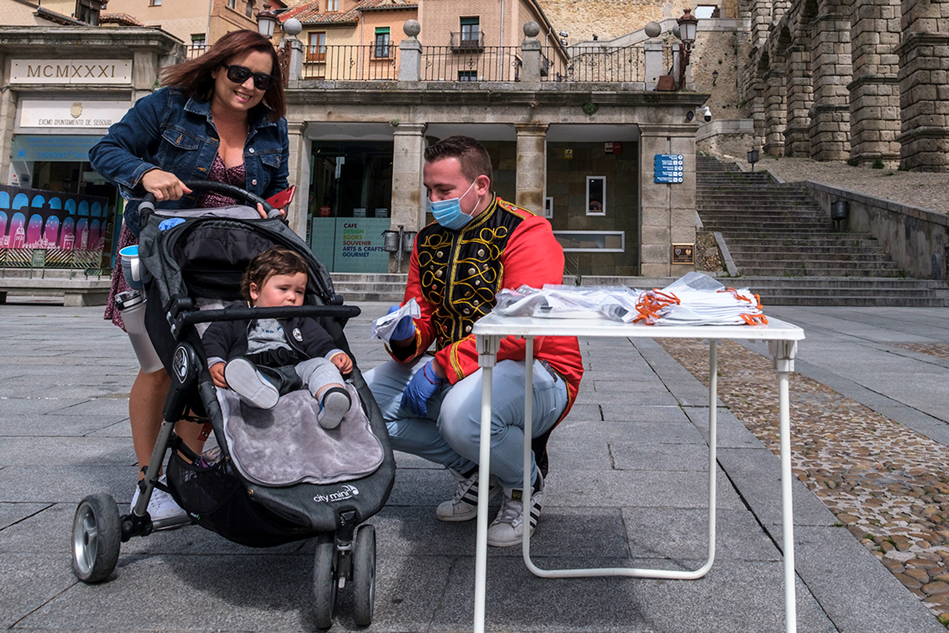 09 1kama Azoguejo Asociacion Circos Reunidos Entrega Kits Infantiles Coronavirus KAM6609