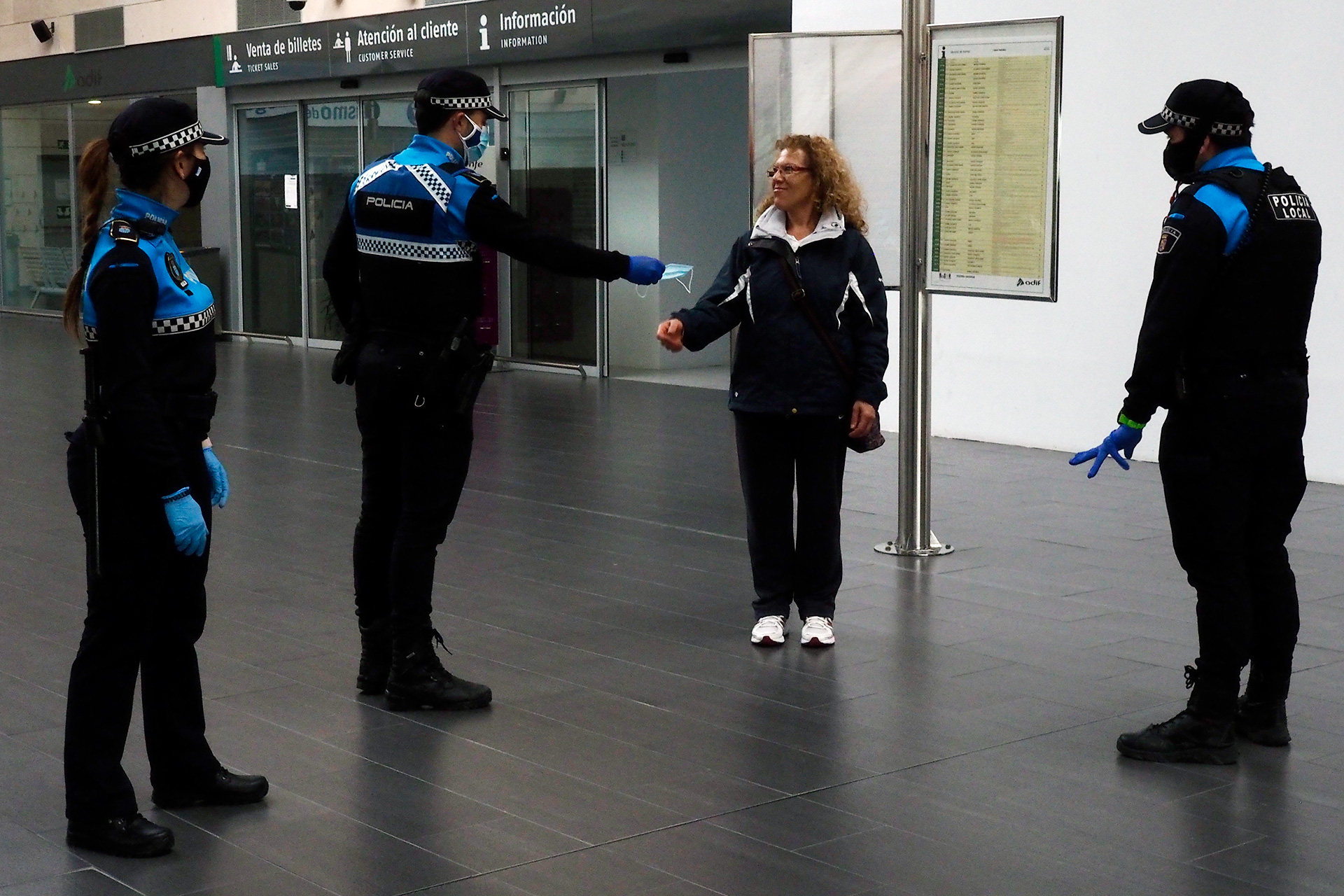 La Policía Local también ha repartido material en Guiomar./E.A.