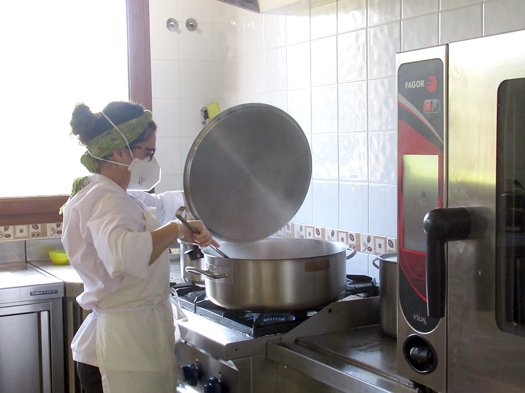 Justi de Marcos acude cada mañana al centro de día de Campo de San Pedro para hacer la comida. / ALICIA GONZÁLEZ