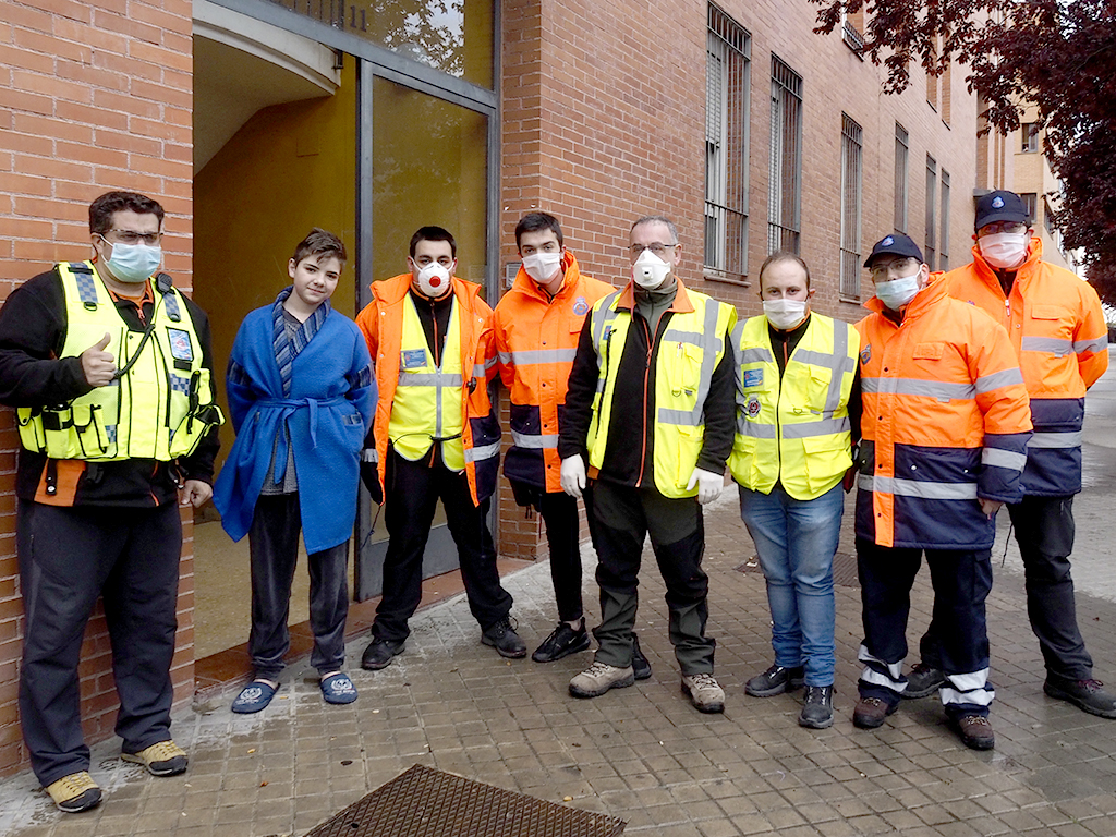 Los voluntarios de SAEMER felicitan el cumpleaños al pequeño Roberto en la puerta de su casa. / Nerea Llorente