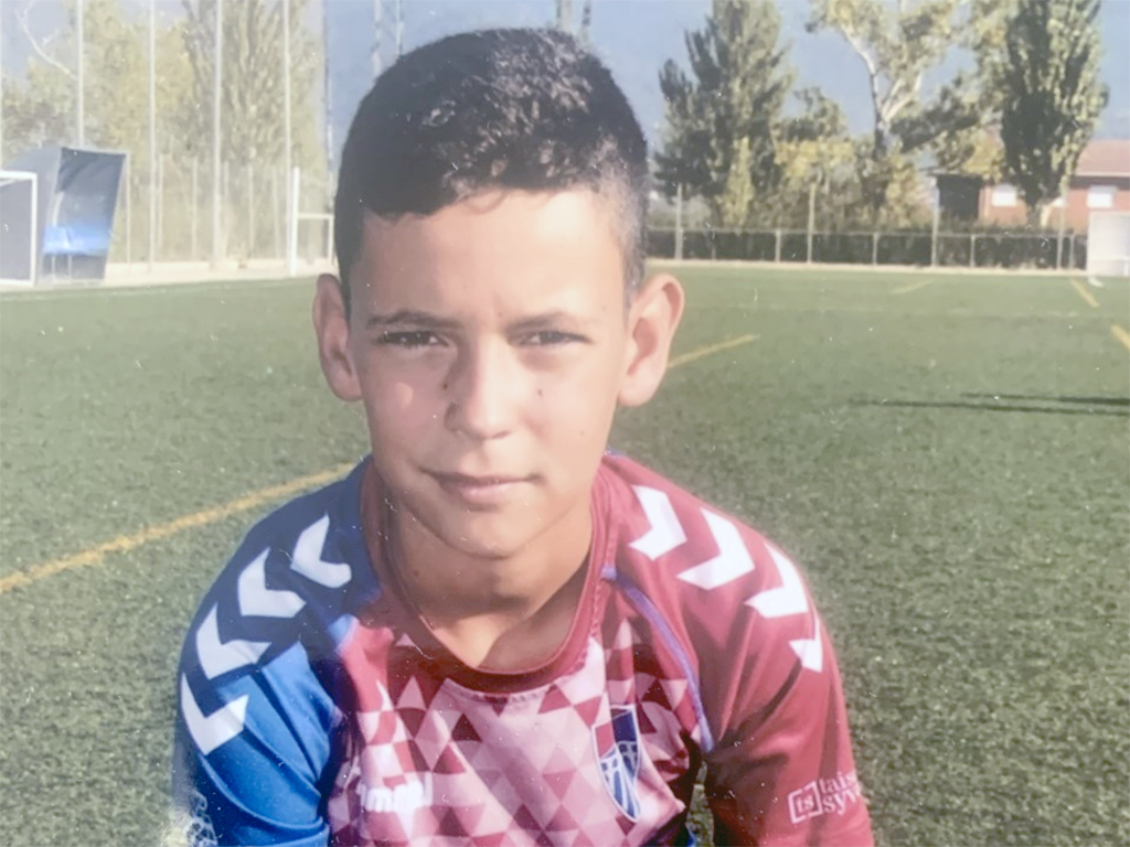 El cumpleañero, Gonzalo, posa con la camiseta de la Segoviana. / El Adelantado