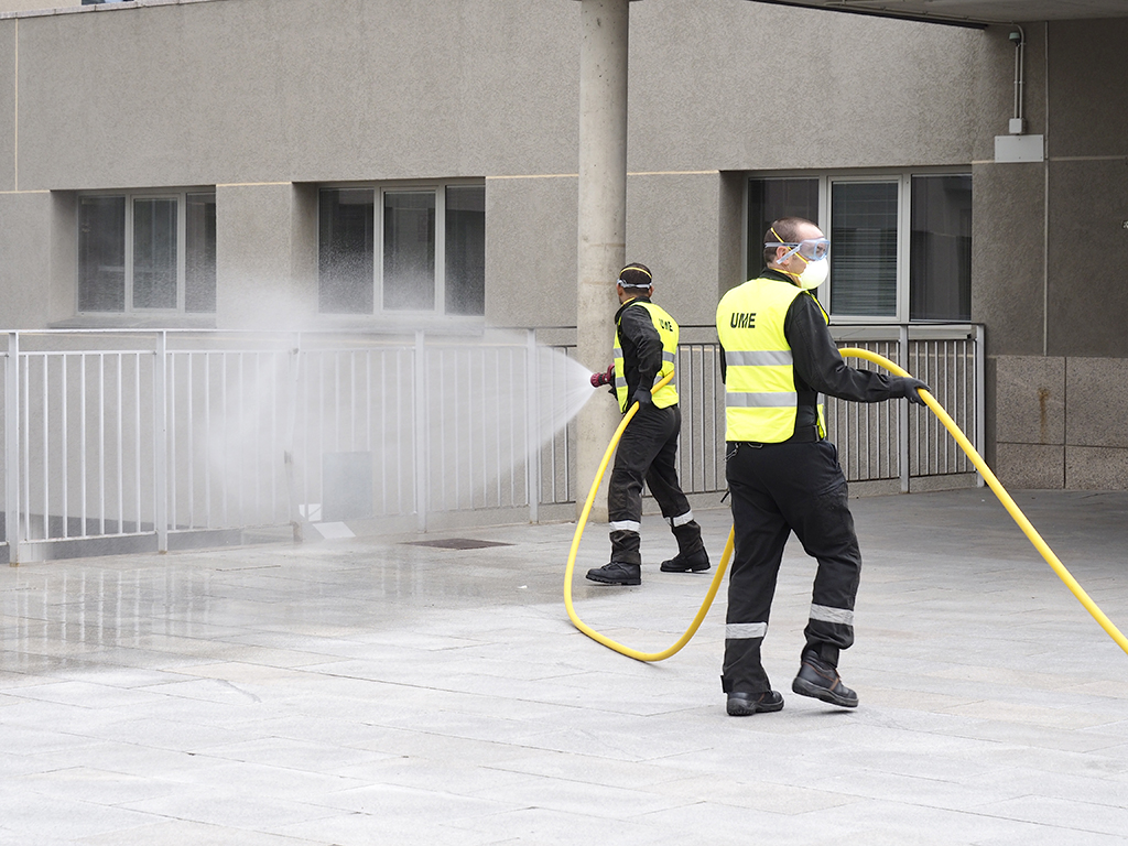 La UME desinfectó ayer el exterior de las instalaciones del Complejo Asistencial de Segovia. / Nerea Llorente