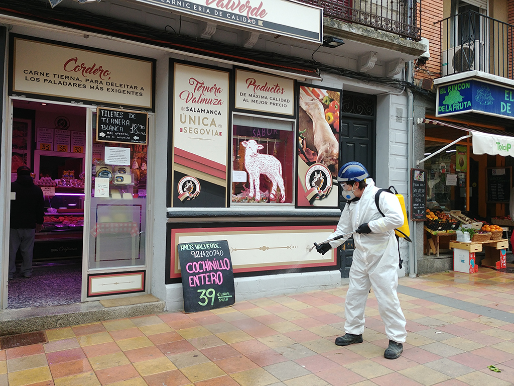 Más labores de desinfección en distintos puntos de la capital segoviana 2 10 3gonza desinfeccion bomberos