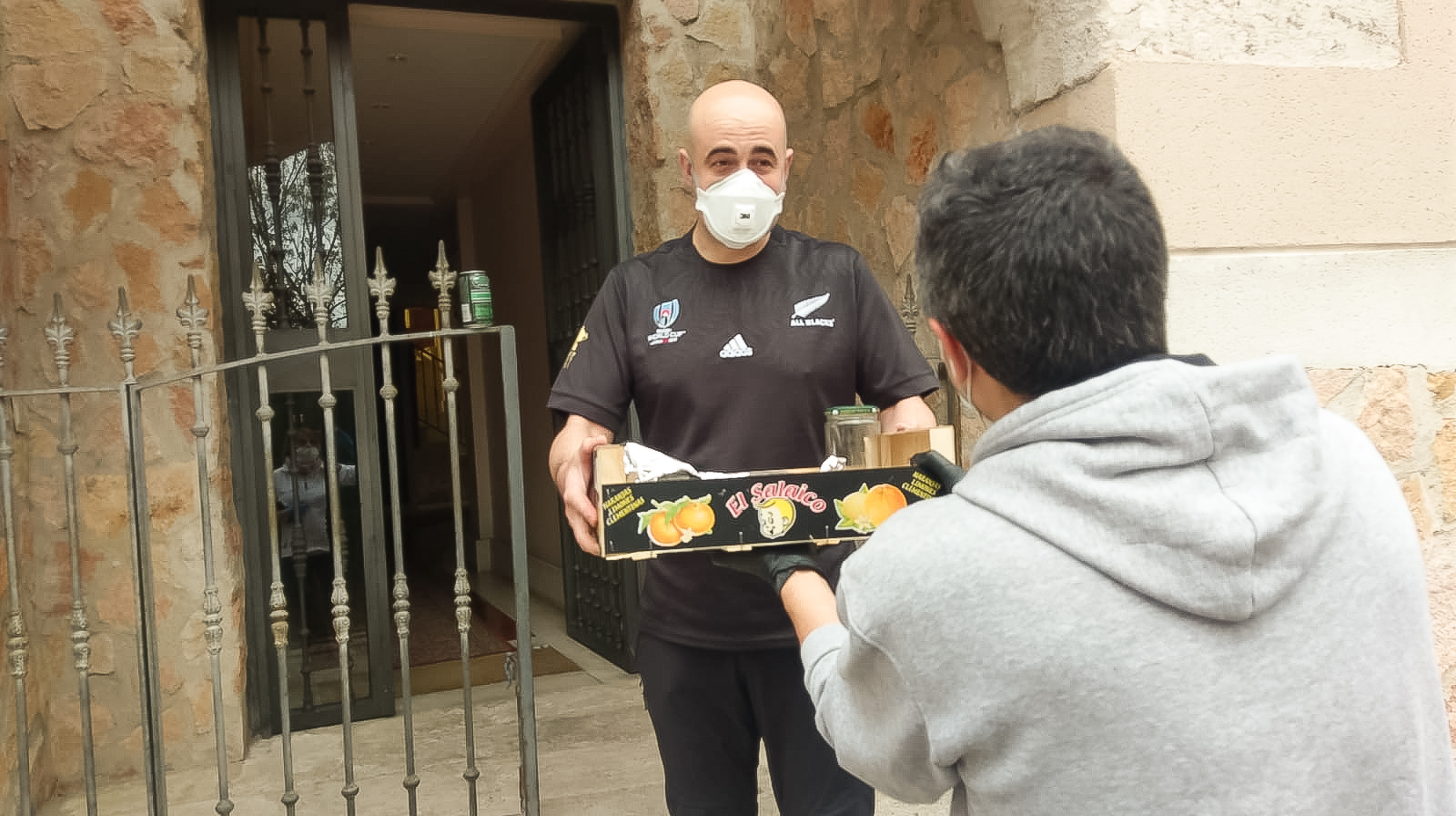 Miguel recogiendo su lechazo.