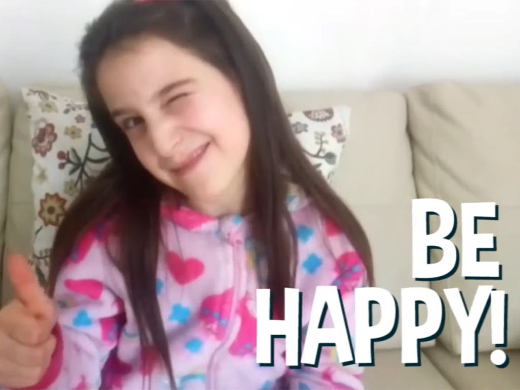 Fragmentos del vídeo que protagonizan los más pequeños miembros de la agrupación coral. / El Adelantado