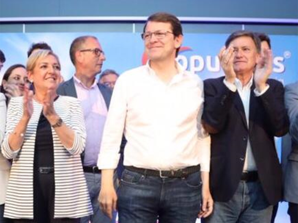Mañueco, en el centro, junto a la presidente del PP de Segovia, Paloma Sanz, y el secretario regional del Partido Popular de Castilla y León, Francisco Vázquez, en un acto en Segovia. /E.A.