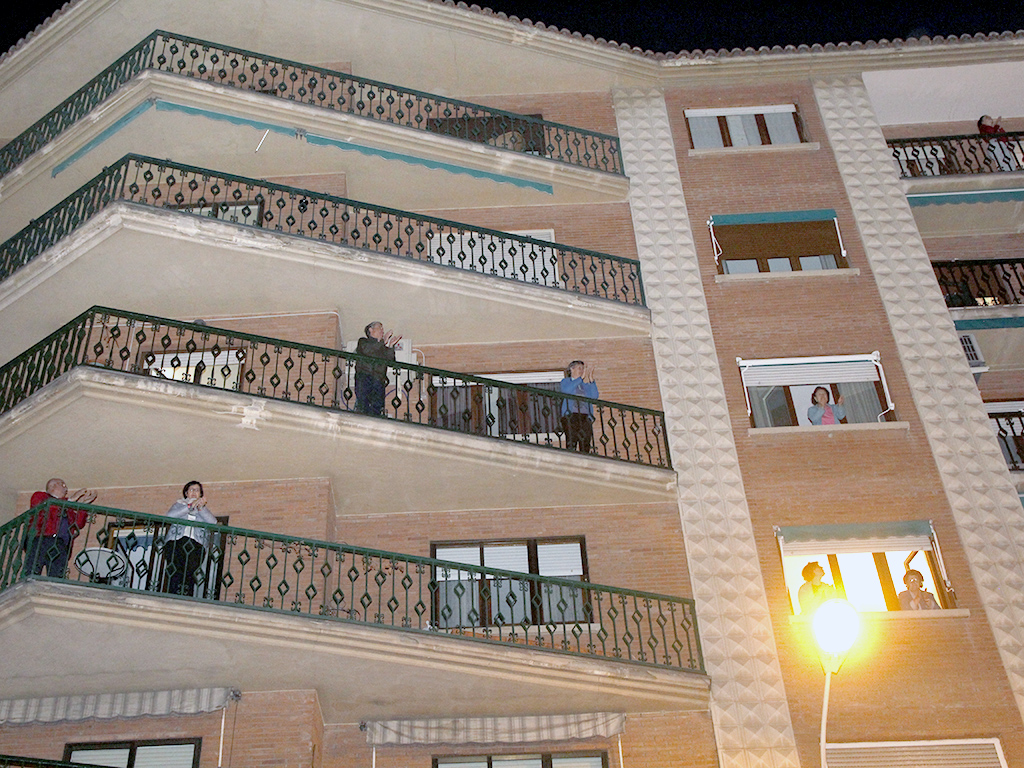 Vecinos de la capital salen a sus balcones a aplaudir la labor de los profesionales sanitarios. / Nerea Llorente