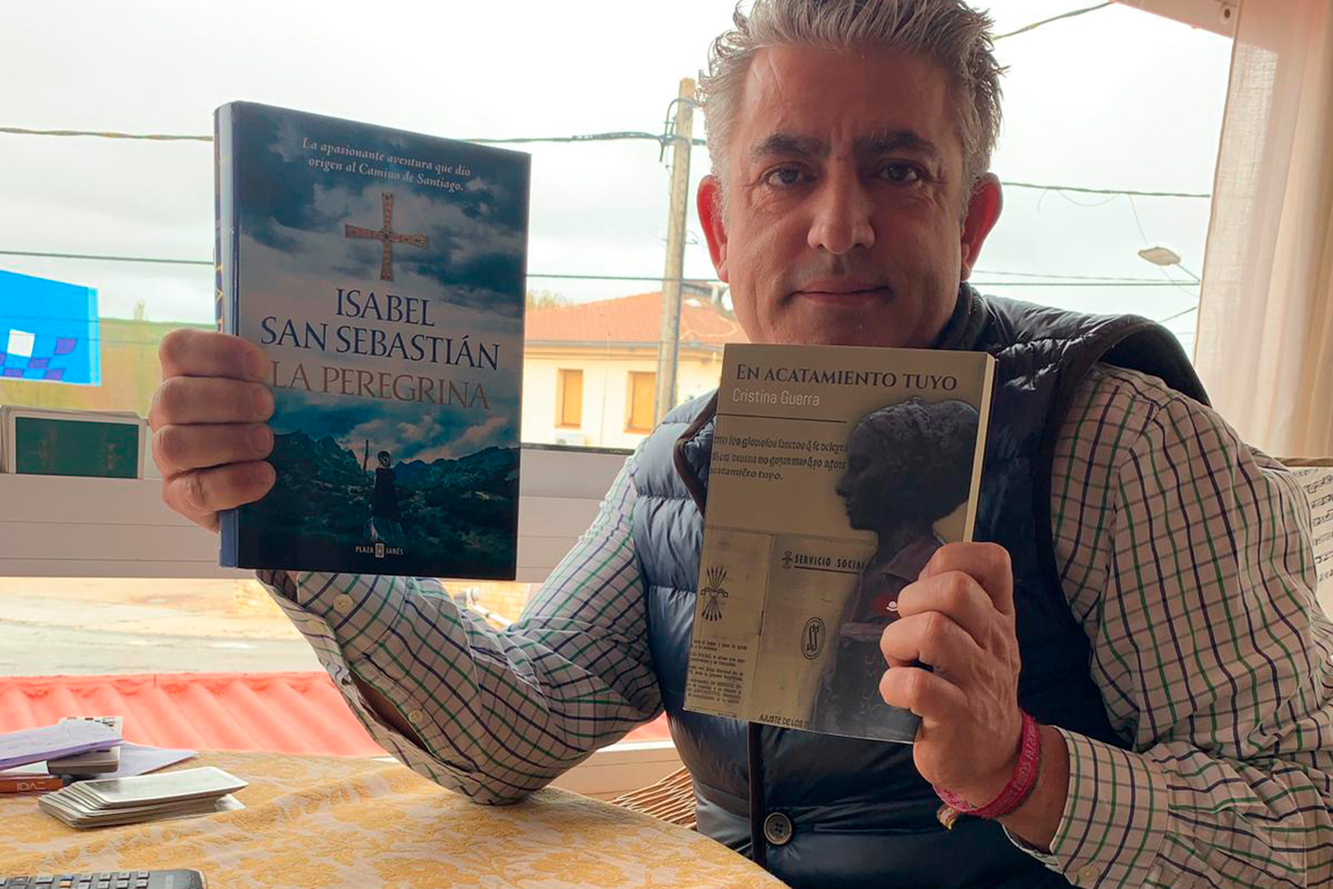 El diputado de Cultura, José María Bravo, posa con sus lecturas. / El Adelantado