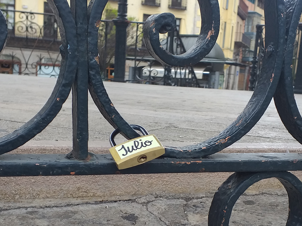 Uno de los candados asidos al banco de la Plaza Mayor de Segovia.