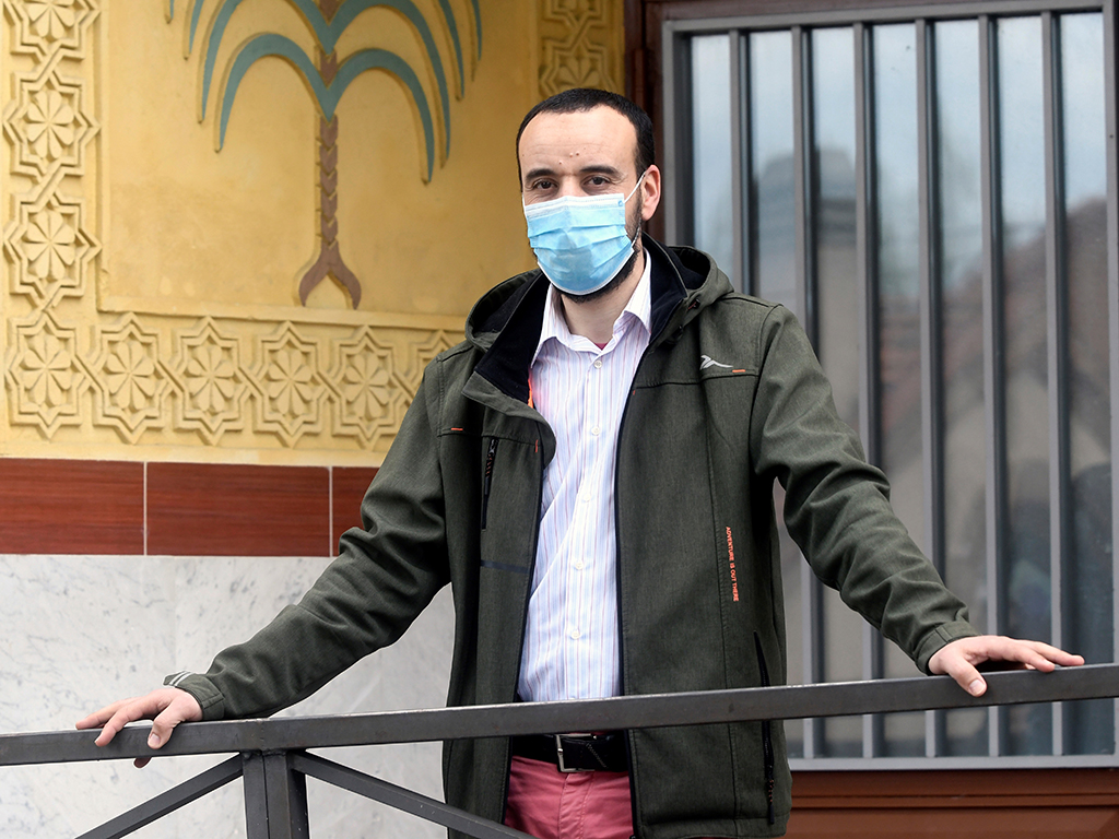 GRAF5064. SEGOVIA, 24/04/2020.- El presidente de la Federación de Comunidades Musulmanas de Castilla y León, Mohammed Elmizeb, durante una entrevista para la Agencia Efe junto a la mezquita Al Muhsinin de Segovia este viernes. El Ramadán de este año quedará marcado en la memoria de todos los musulmanes, tanto de aquellos que ven en el confinamiento una oportunidad única para la introspección, como para los que viven solos, alejados de sus familias, y esta vez no podrán acudir a las mezquitas, que permanecen cerradas. EFE/Pablo Martín