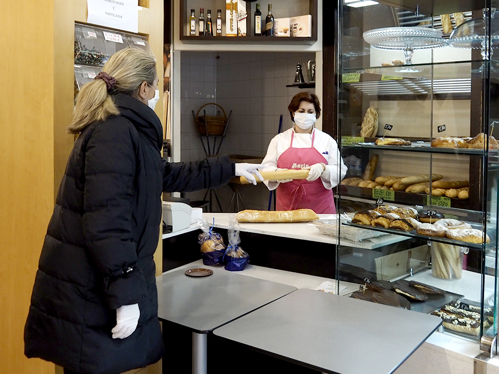 Una cliente recoge el pan en la Tahona Pastelería Marín. / Nerea LLorente