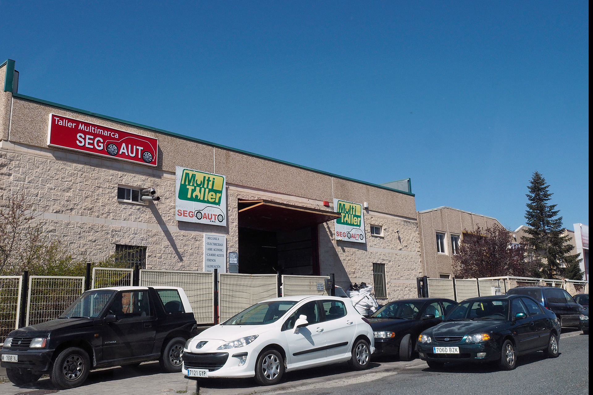 Fachada de un taller del polígono. / NEREA LLORENTE