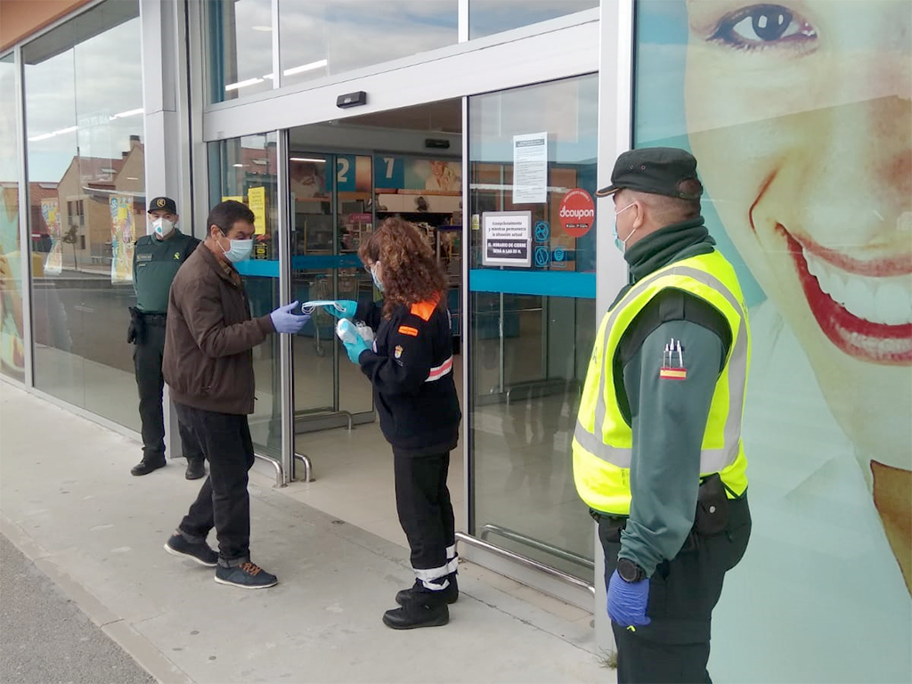Protección Civil y Guardia Civil repartieron marcarillas el lunes y ayer .
