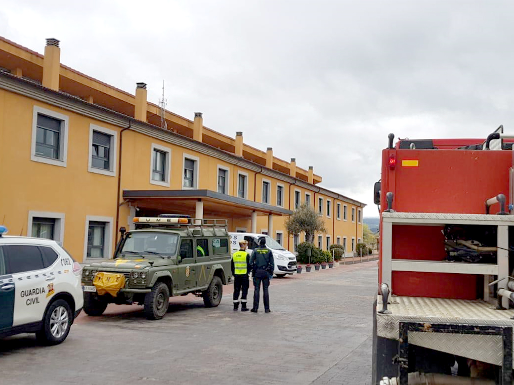 Miembros de la Guardia Civil de Segovia y del Ejército, en la residencia de ancianos de Ortigosa del Monte
