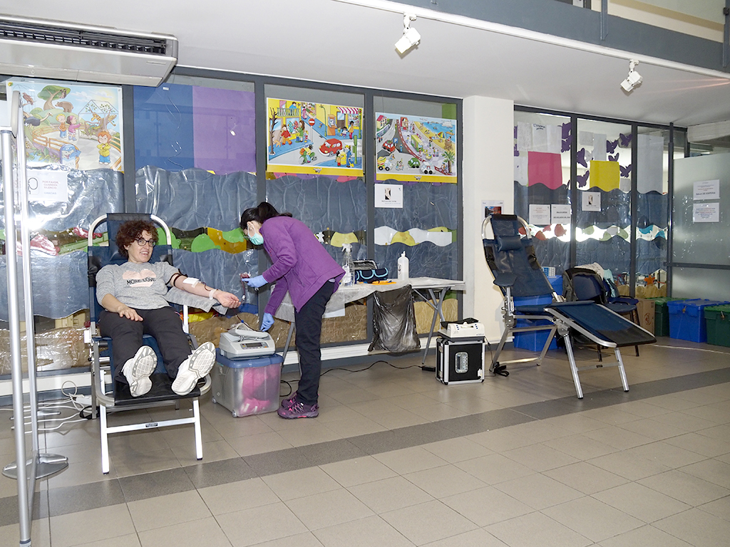Una mujer dona sangre en el punto fijo de donación instalado en el Centro Cívico de San José. / Nerea Llorente