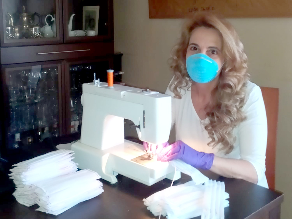 Una de las mujeres que están trabajando estos días elaborando material sanitario.