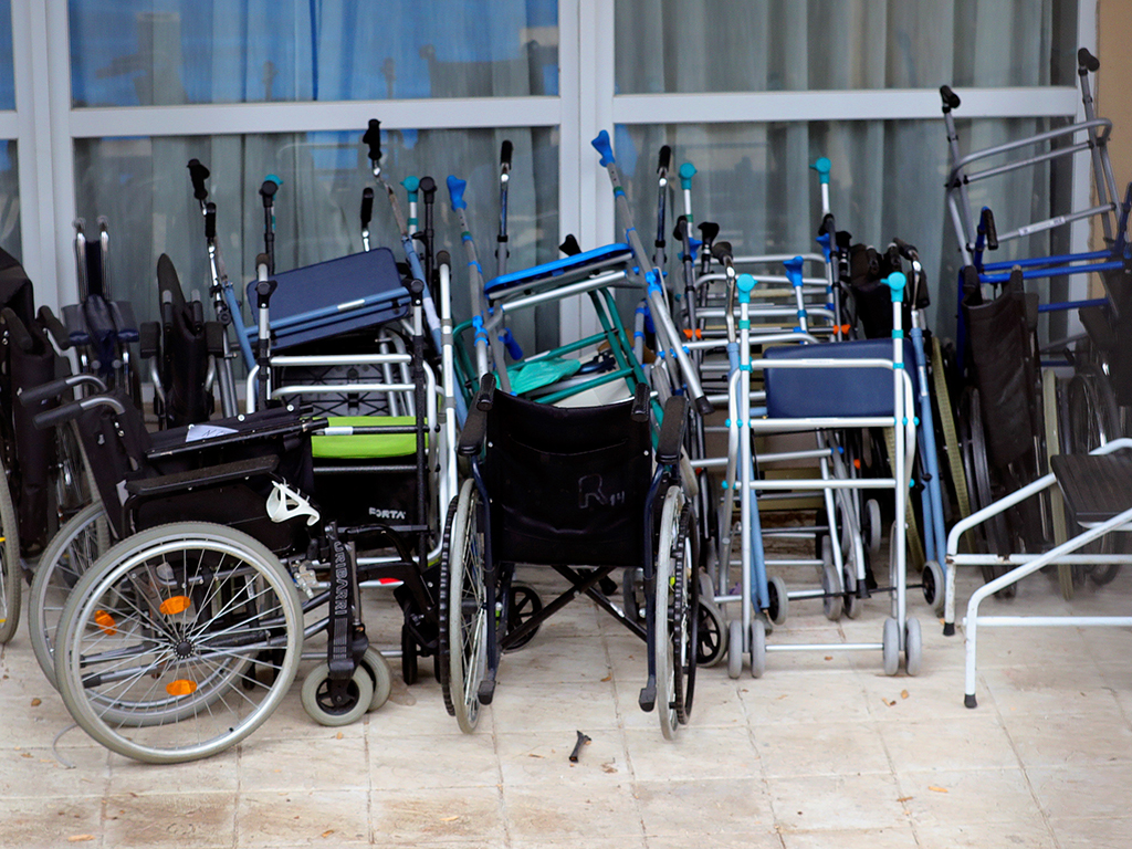 MADRID, 01/04/2020.- Sillas de ruedas y andadores apilados este miércoles en la residencia Vitalia en Leganés, una de las varias residencias privadas de personas mayores que serán dirigidas por funcionarios. La Consejería de Políticas Sociales de la Comunidad de Madrid informó el martes, de la designación funcionarios para dirigir ocho residencias privadas donde la situación de contagios y fallecimientos por coronavirus es más "crítica". EFE/ Juanjo Martín