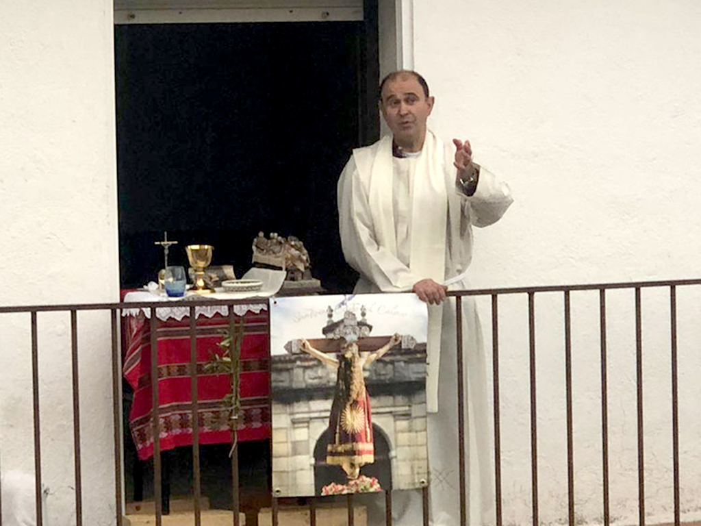 Alfonso, celebrando la misa del Jueves Santo desde el balcón de su casa. /E.A.