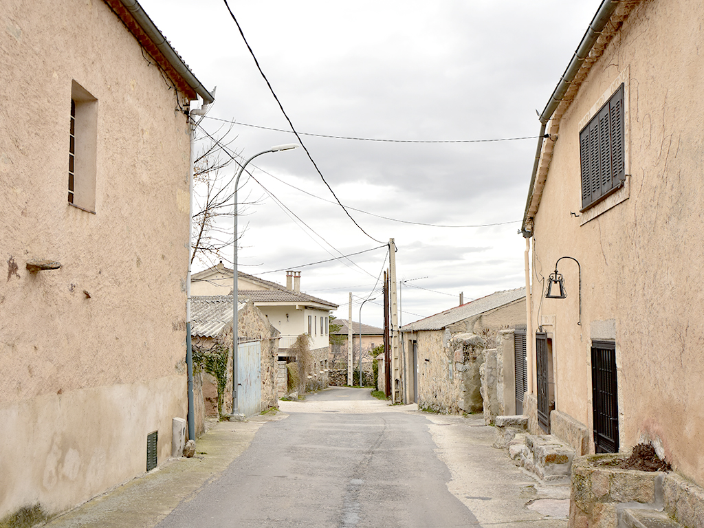 Una calle vacía de Ortigosa del Monte. /E.A.