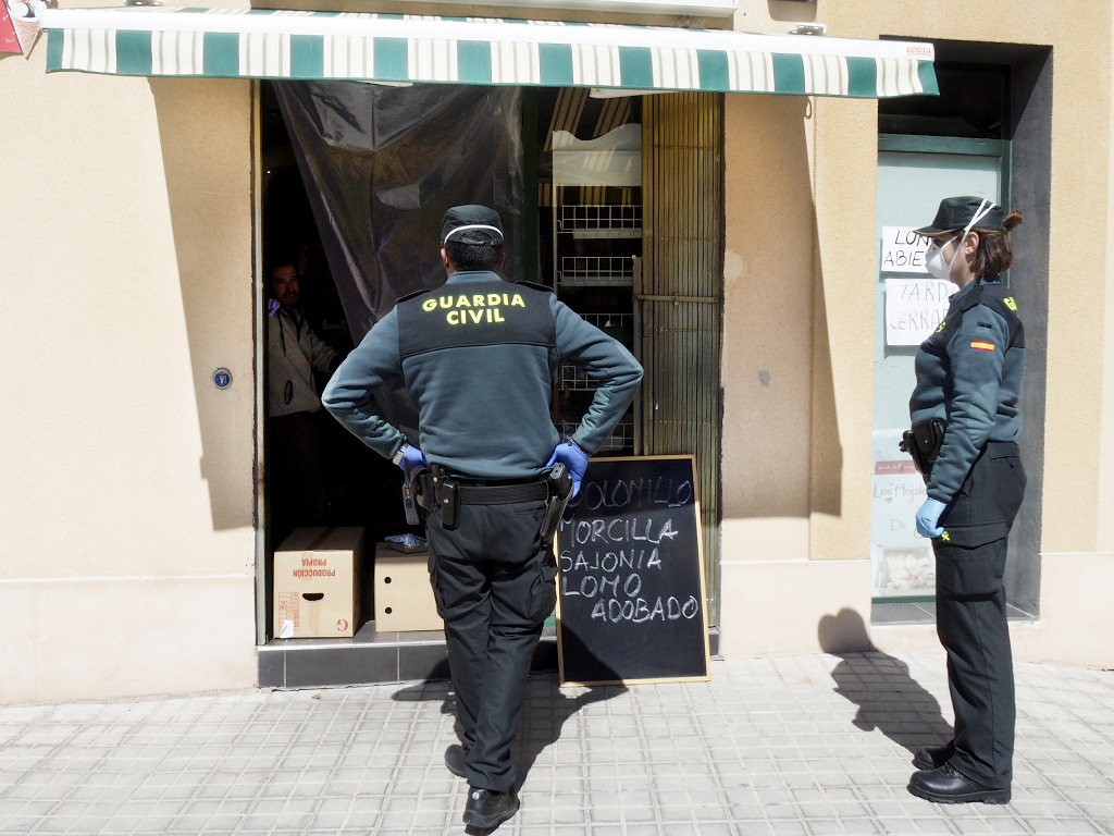 Los agentes se interesan por el estado de un pequeño establecimiento comercial rural.