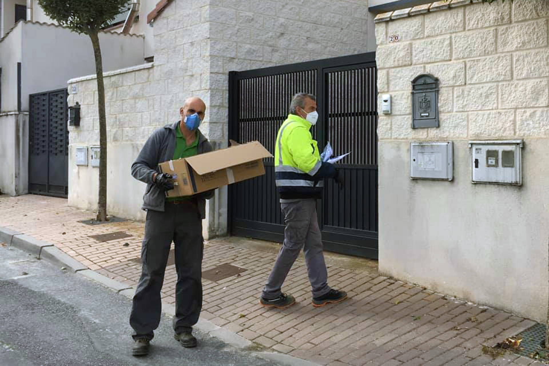 Operarios municipales distribuyen estos días el material por todo el pueblo. /E.A.