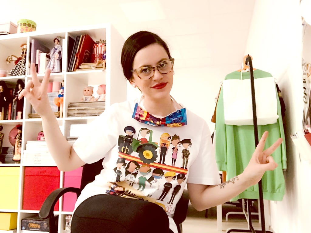 La diseñadora navera Claudia García posa con su camiseta solidaria en homenaje a los que siguen trabajando. E.A.