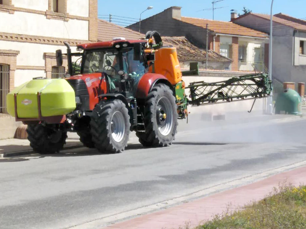 Un tractor particular, realizando labores de desinfección el pasado sábado en Navas de Oro.