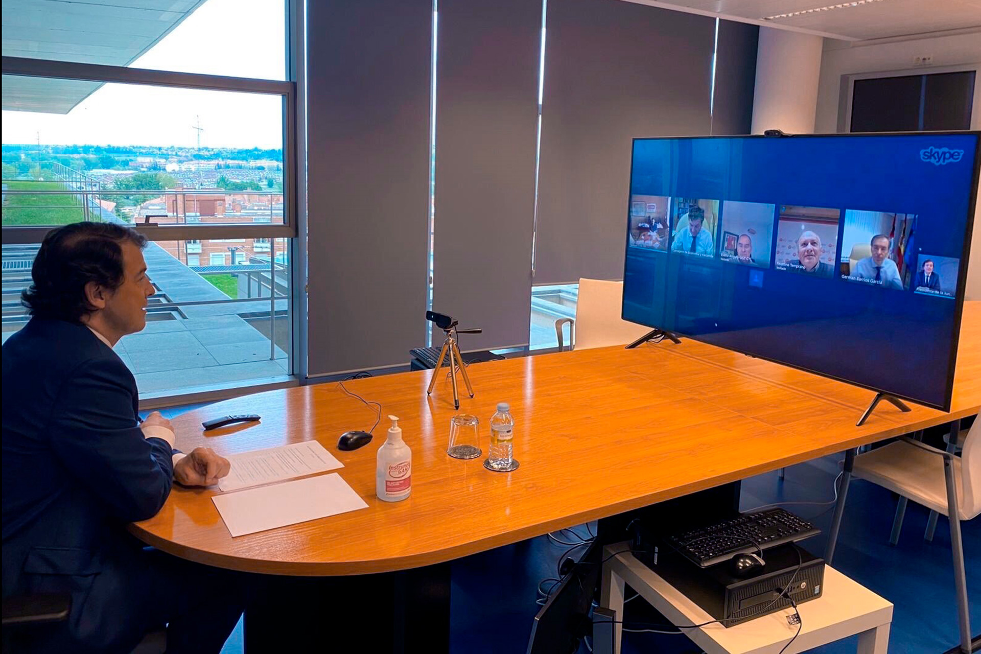 Mañueco defiende "el importante papel" de todos los miembros del diálogo socia 1 El presidente de la Junta de Castilla y León, Alfonso Fernández Mañueco, reunido con los sindicatos. / EFE