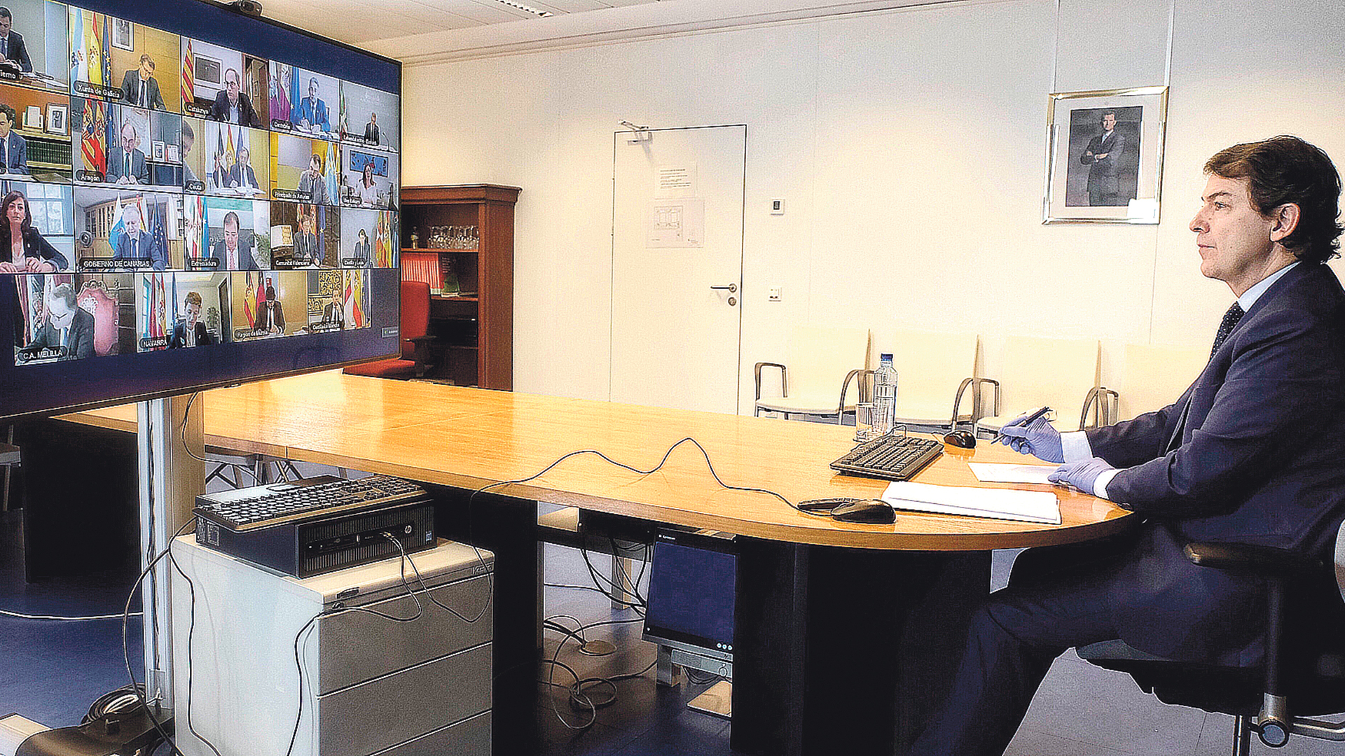 El presidente de la Junta de Castilla y León, Alfonso Fernández Mañueco, durantela videoconferencia que ha mantenido con el presidente del Gobierno, Pedro Sánchez y el resto de presidentes autonómicos esta mañana, para tratar la situación y posibles soluciones a la crisis generada por la pandemia del coronavirus. / EFE